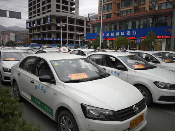 愛(ài)心送考 奉獻(xiàn)社會(huì)